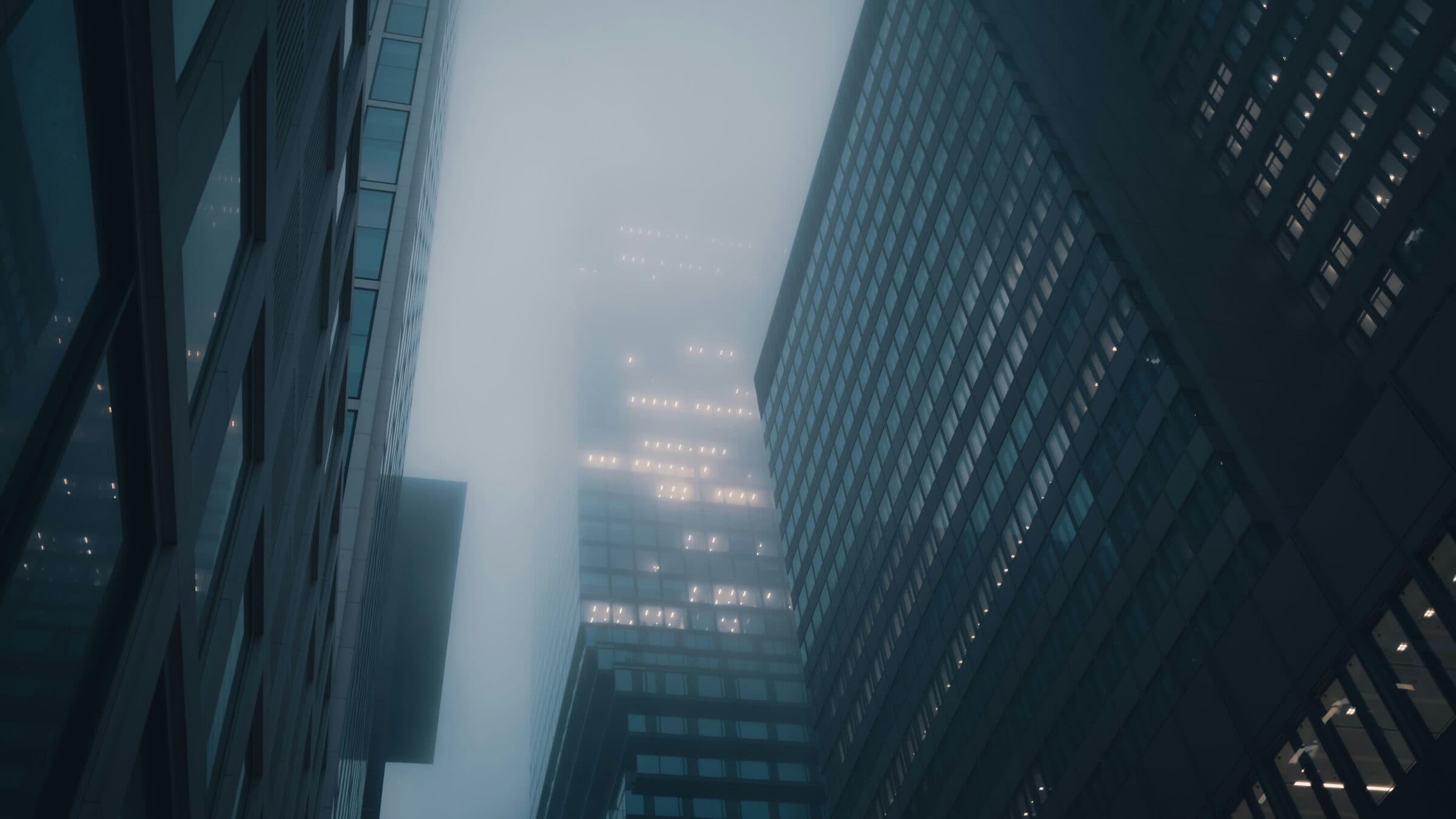 Neblige Frankfurter Hochhausarchitektur aus einer Straßenschlucht-Perspektive